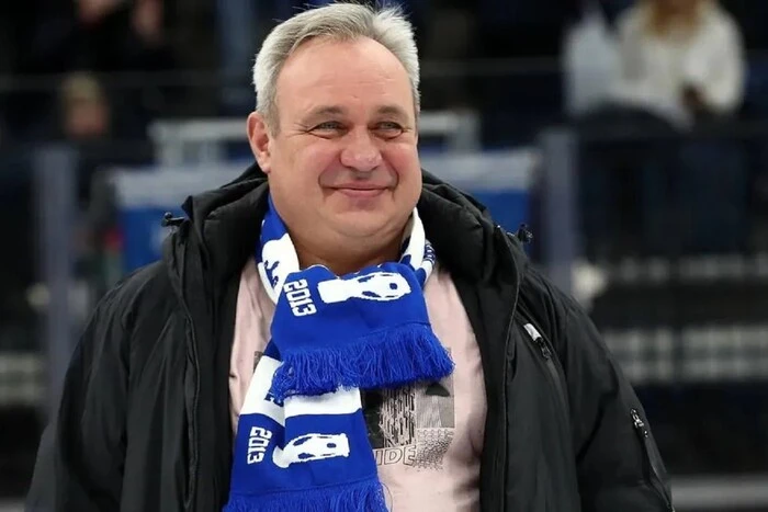 Діти грають поряд з бібліотекою