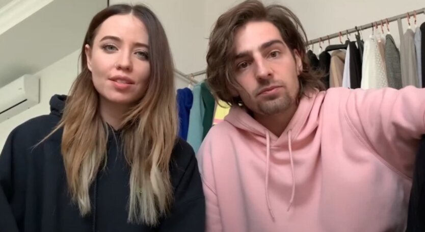 Дорофеева на кровати говорит Дантесу о маленьких губах