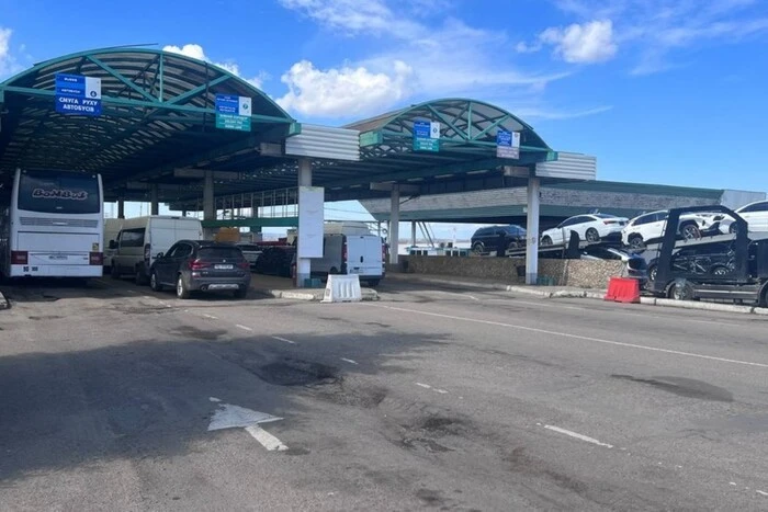 Обмежено рух транспорту на кордоні