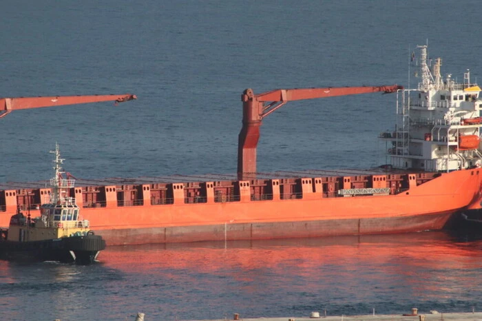 Российское судно в порту КНДР