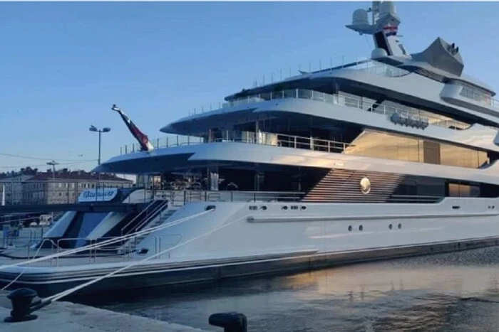 Елітна яхта Медведчука не продається