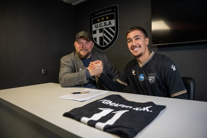 Сын легендарного футболиста позирует со знаком ЮКСА