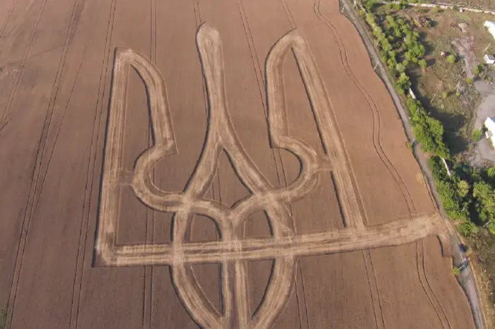 Величезний герб України біля Павлограда