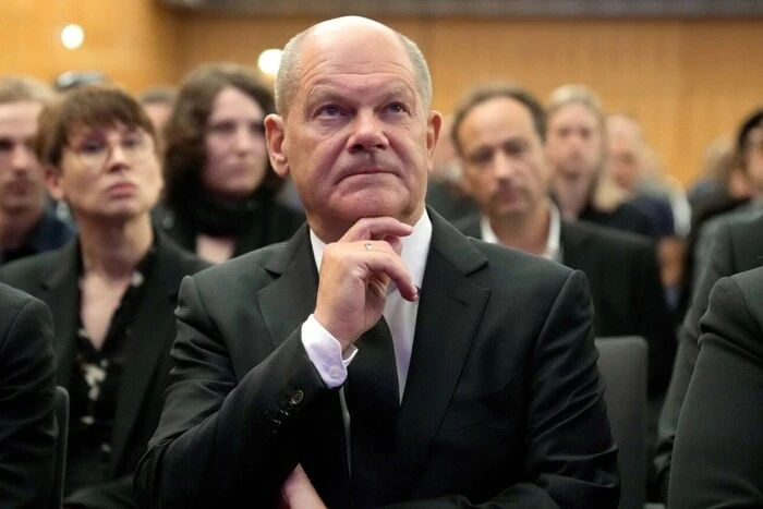 Чоловік штрафується за обійняння Шольца