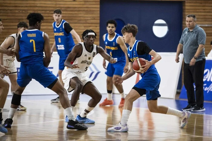 Гравці збірної України на фоні матчу