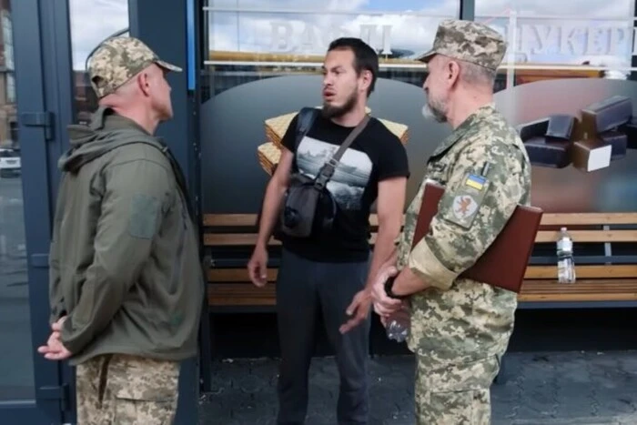 Уряд удосконалив військовий облік 25-річних чоловіків та жінок з медосвітою: перелік змін