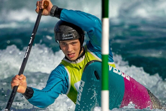 Британський спортсмен на фоні забороненої сторінки