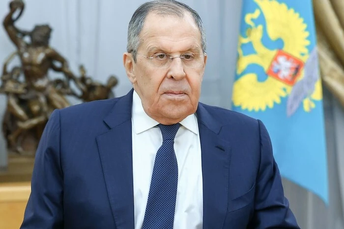 Портрет Сергія Лаврова у масці, символізуючи продовження атак на Україну