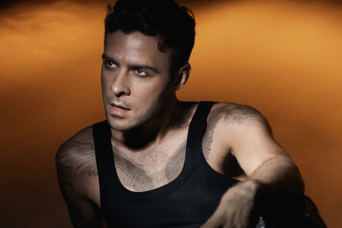 Макс Барских співає на концерті