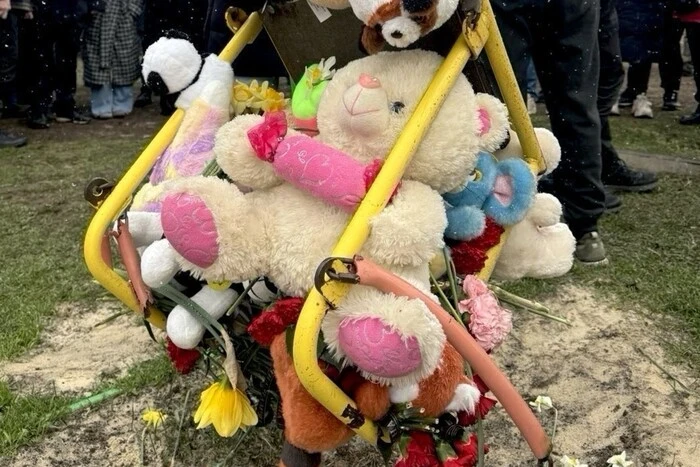 Посол США покладає квіти біля пам'ятника загиблим дітям у Кривому Розі