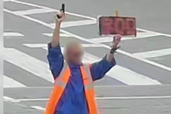 Мужчина с пистолетом останавливает автомобили