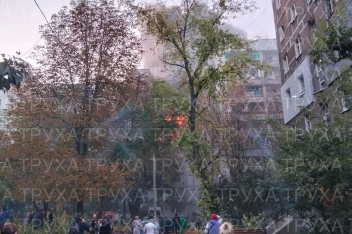 Багатоповерхівка у Дніпрі після обстрілу