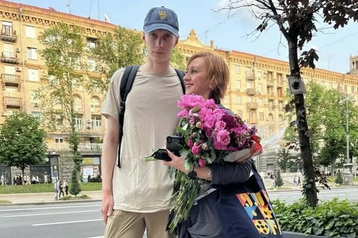 Римма Зюбіна с сыном в военной форме