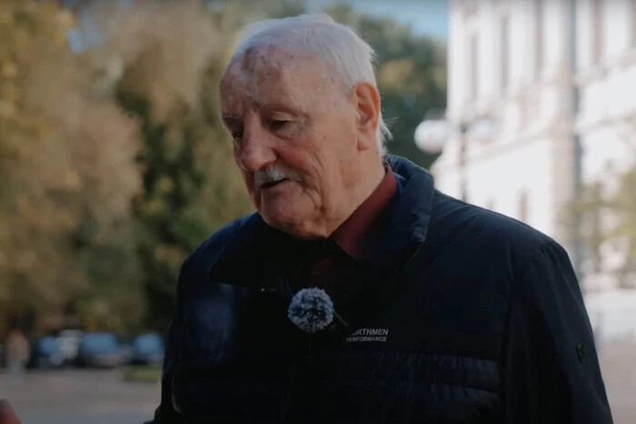 Отец рассказывает сыну об опасности