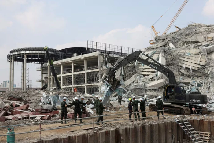 Фото землетрусу в М’янмі біля руїн