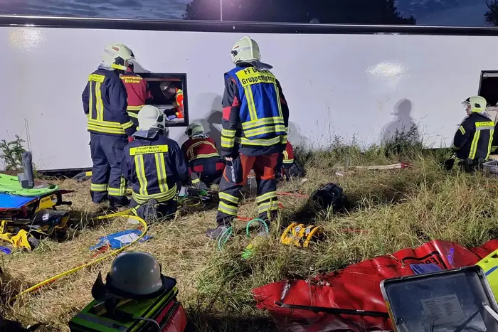 Автобус з українськими пасажирами перекинувся