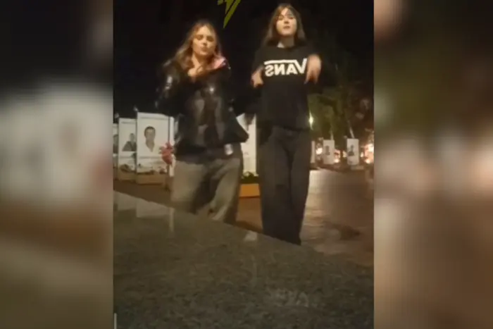 Танцюючі підлітки під російську музику