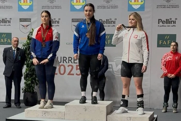 Домбровская - чемпионка Европы по тяжелой атлетике