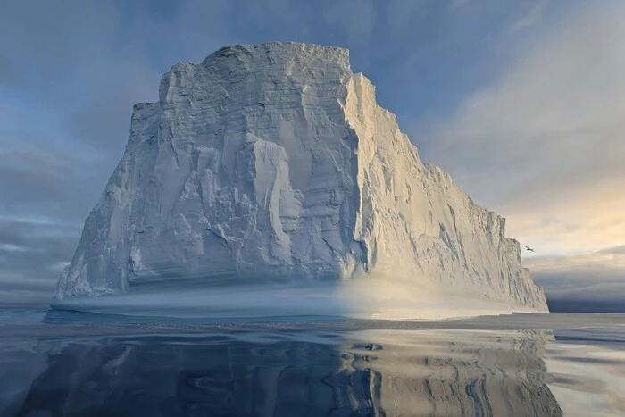 Айсберг біля Академіка Вернадського - розмір Хрещатик