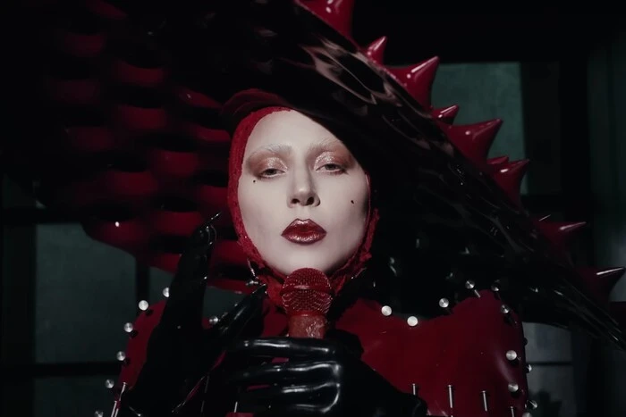 Леди Гага съемка клипа для сериала Венздей