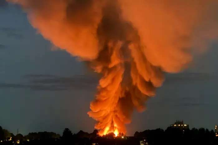 Пожар на складе в Британии