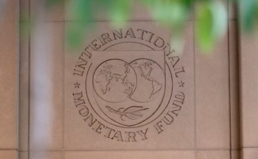 Логотип МВФ на фоні прапора України