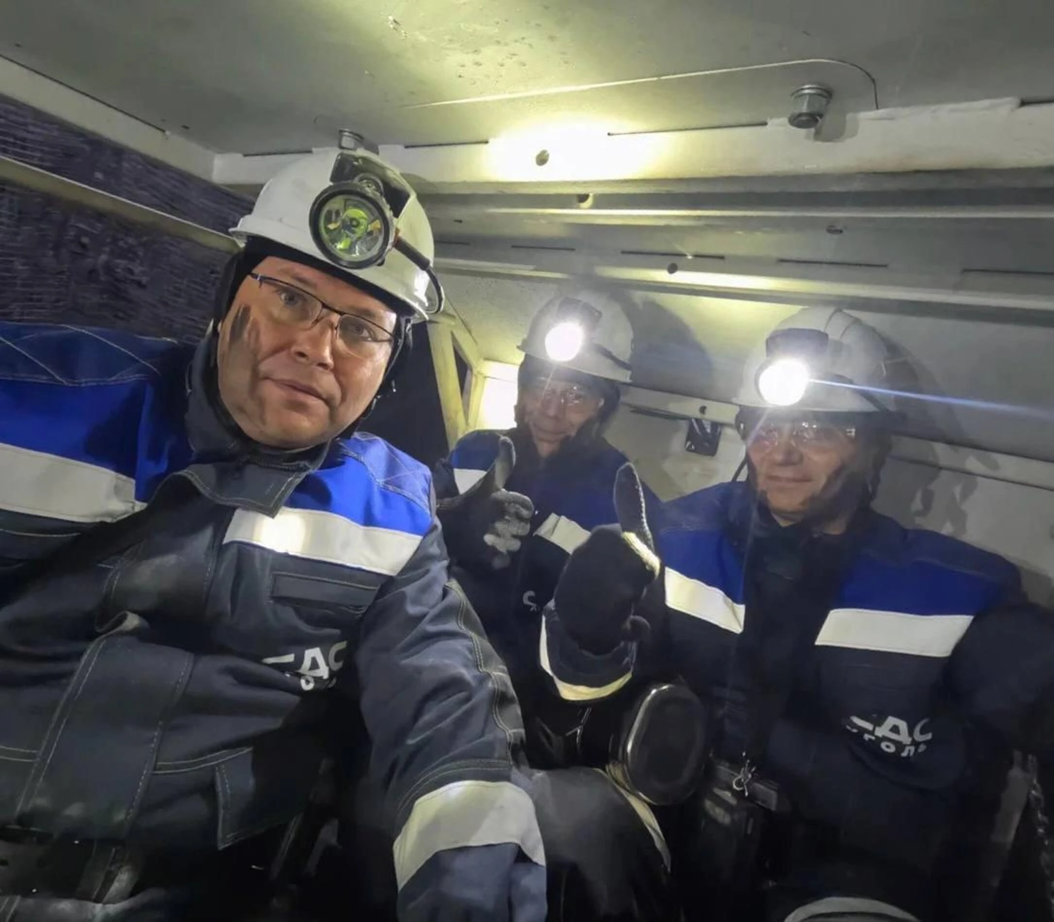 Соцмедіа насмішили російського чиновника через вугільний макіяж