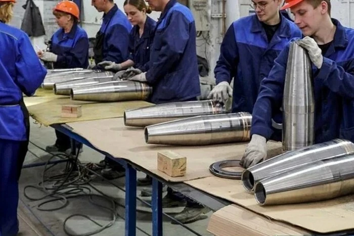 Студенти працюють на військовому заводі