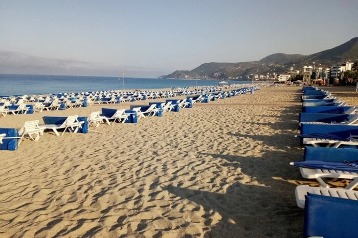 Порожні пляжі і готелі у Туреччині