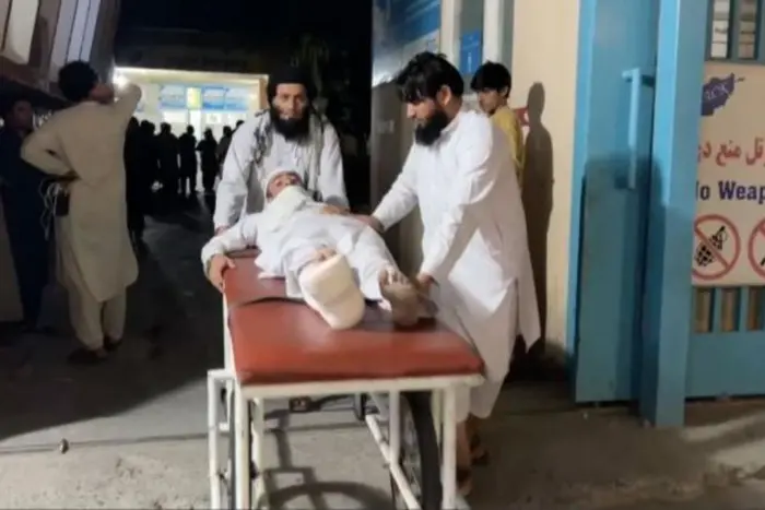 На фото підтримка для постраждалих людей