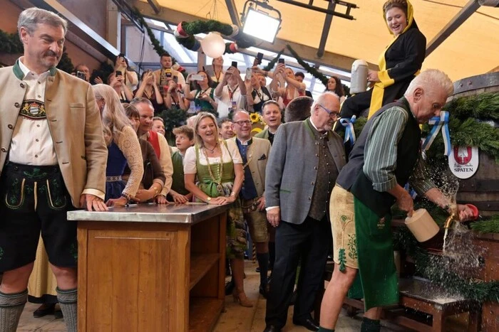 Люди на Октоберфесте в Мюнхене