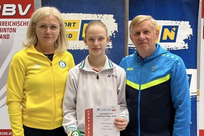 Юная украинская бадминтонистка на подиуме