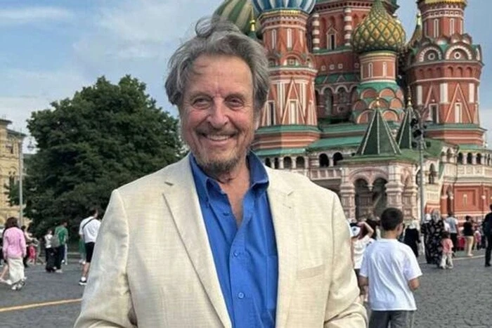 Батько Ілона Маска розмовляє по телефону