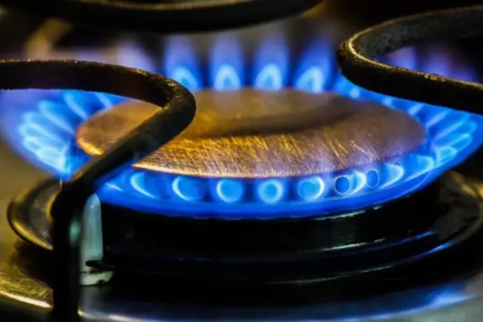 Газові резервуари під час обстрілу