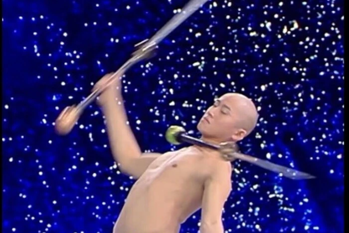 Чоловік з піднятим язиком встановив рекорд