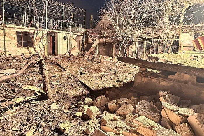 Пошкоджені будинки та газова труба