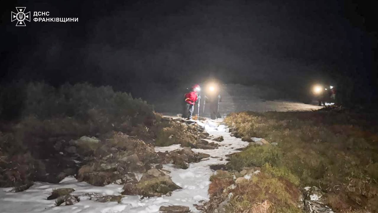 Рятувальники знаходять заблукалих туристів вночі