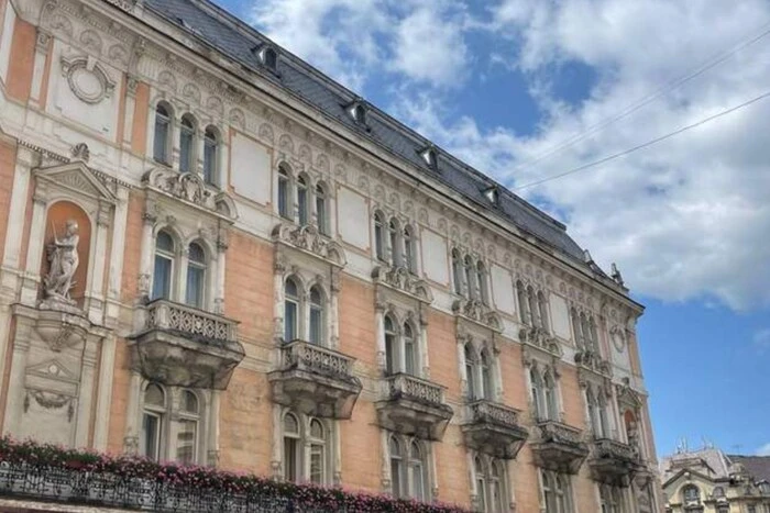 Фасад занедбаного готелю в Львові