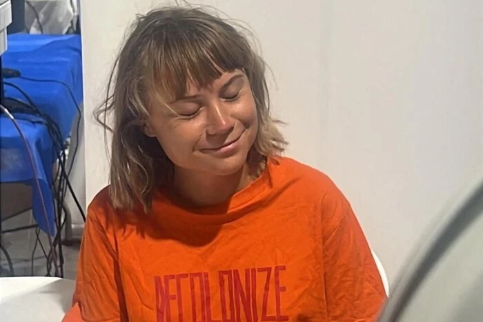 Грета Тунберг во время содержания в Израиле