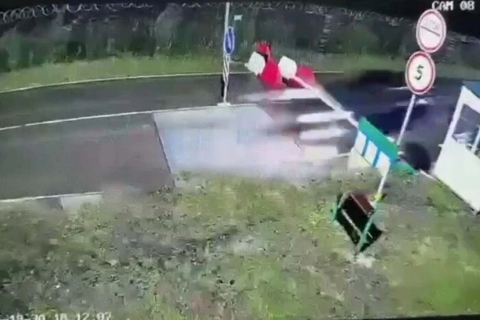 Машина протаранила шлагбаум на кордоні