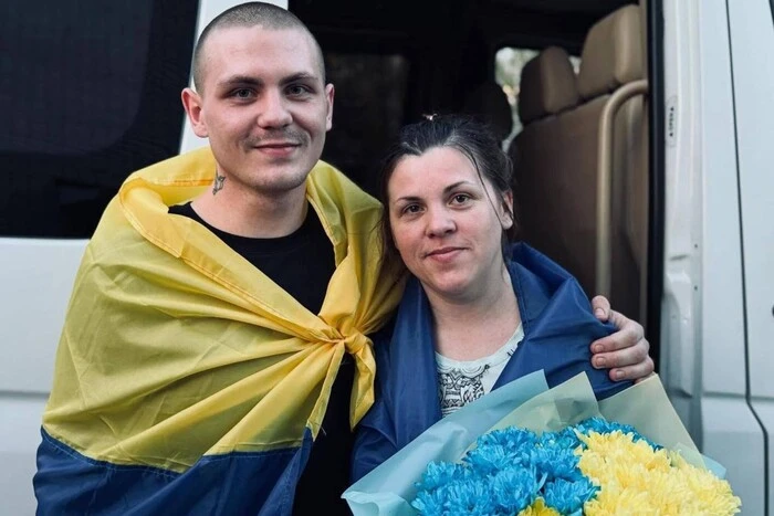 Освобожденные из плена мама и сын встретились в автобусе