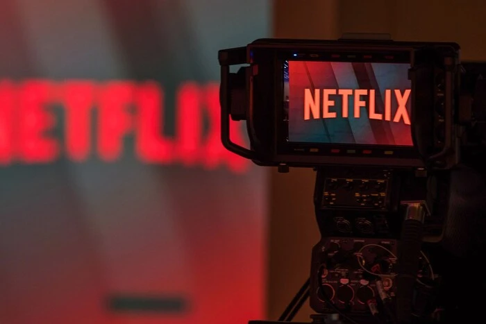 Логотип Netflix з перекресленим 'відмовляюсь' написом