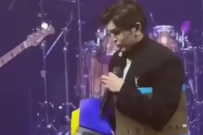 Російський співак закликає спалити кольоровий пакет