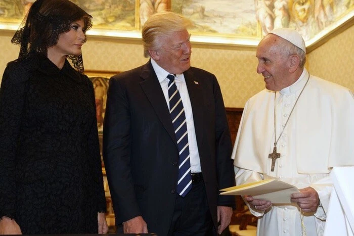 Зображення Дональда Трампа і Папи Римського у жовто-блакитній капелюсі