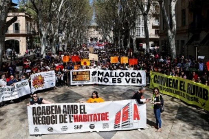 Протесты против массового туризма на курорте