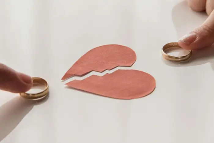 Возмущенное лицо женщины на пути к онлайн-разводу