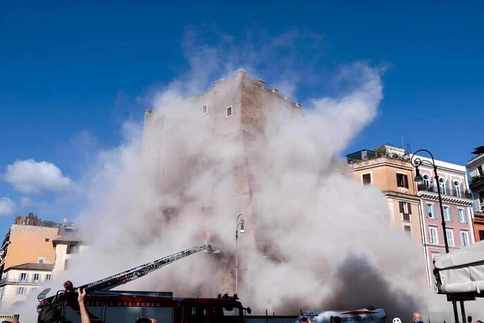 Рятівники визволяють робітника з-під завалів