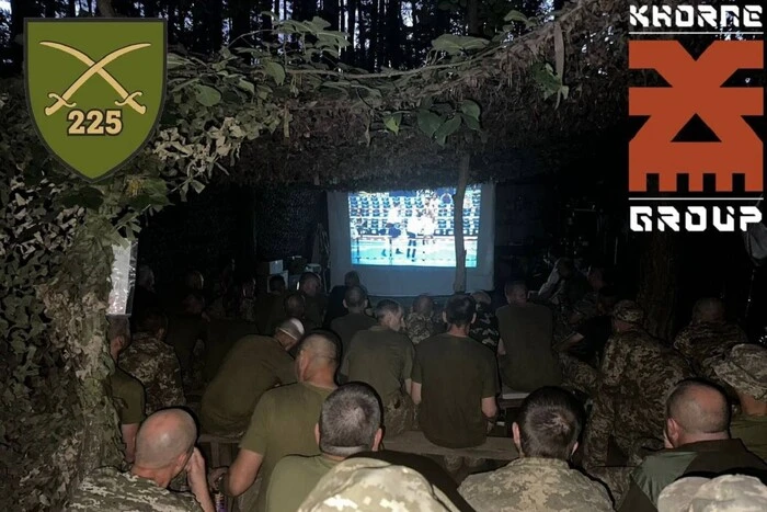 Военные поддерживают Усика на передовой