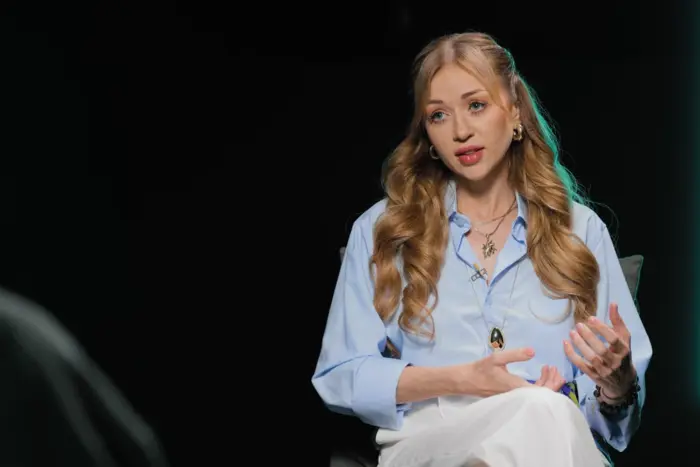 Изображение певицы Валевской на фоне грустных мыслей