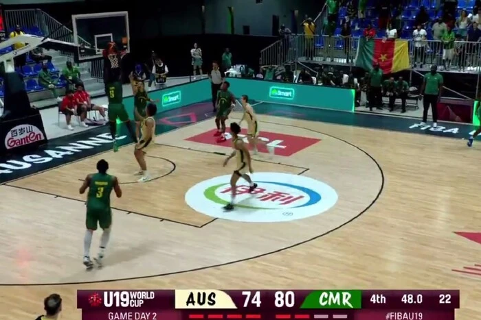 Баскетболист забивает мяч в собственный кольцо